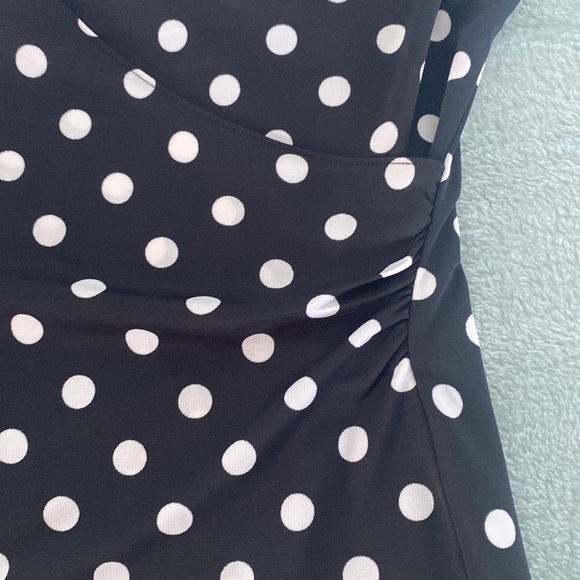Jones New York black white polka dot V Neck, side gather, sleeveless top - Picture 4 of 13